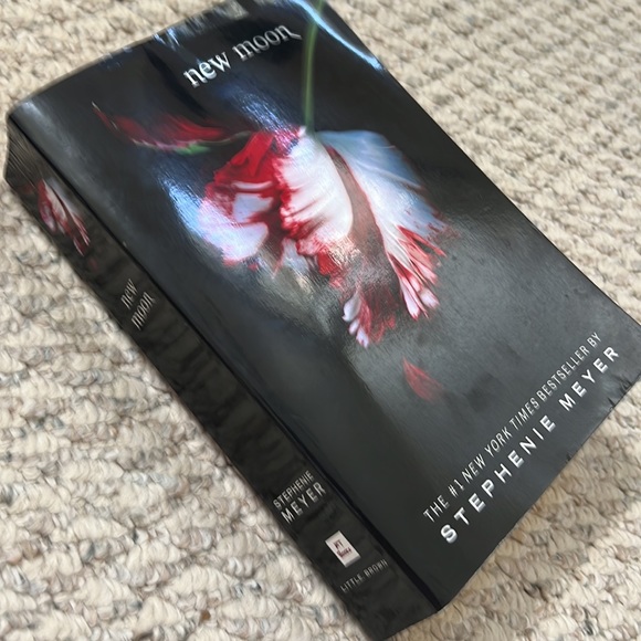 New Moon paperback, book 2 of 4 in Twilight Saga by Stephanie Meyer - Picture 13 of 16